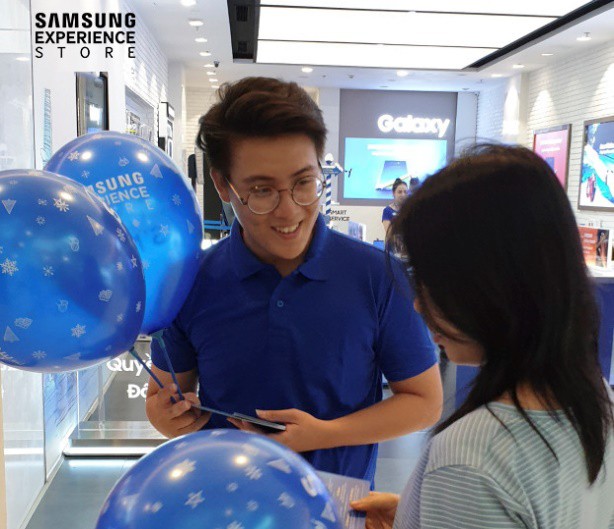 Tận hưởng không khí Giáng sinh độc đáo tại chuỗi cửa hàng trải nghiệm Samsung - Ảnh 1.