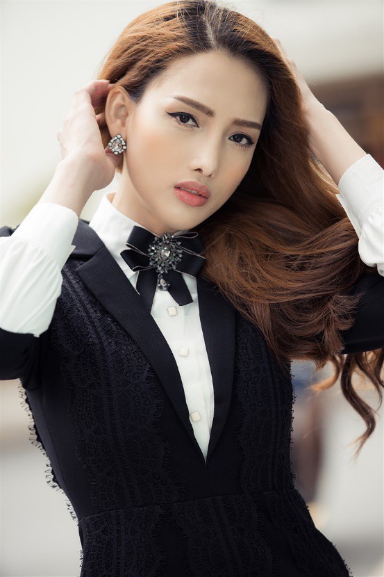 Học hỏi gu thời trang street style đầy đẳng cấp của hoa khôi Lê Nhã Băng - Ảnh 1.