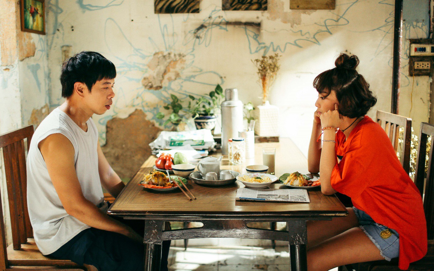 Gặp cô em gái nổi loạn của danh hài Thái Hòa trong Chàng vợ của em - Ảnh 2. Gặp cô em gái nổi loạn của danh hài Thái Hòa trong Chàng vợ của em - Ảnh 2.