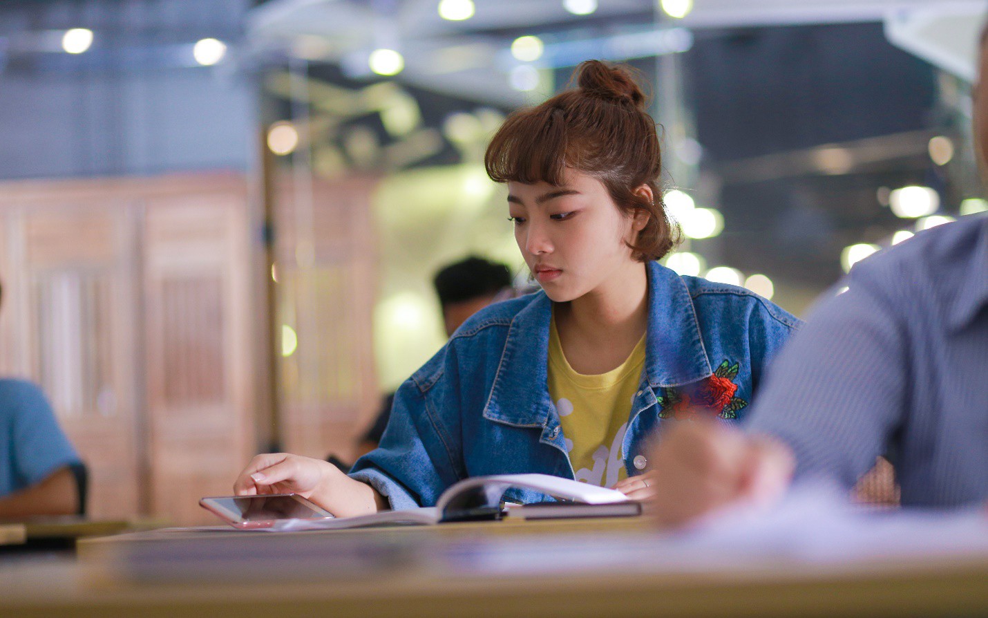 Gặp cô em gái nổi loạn của danh hài Thái Hòa trong Chàng vợ của em - Ảnh 4. Gặp cô em gái nổi loạn của danh hài Thái Hòa trong Chàng vợ của em - Ảnh 4.