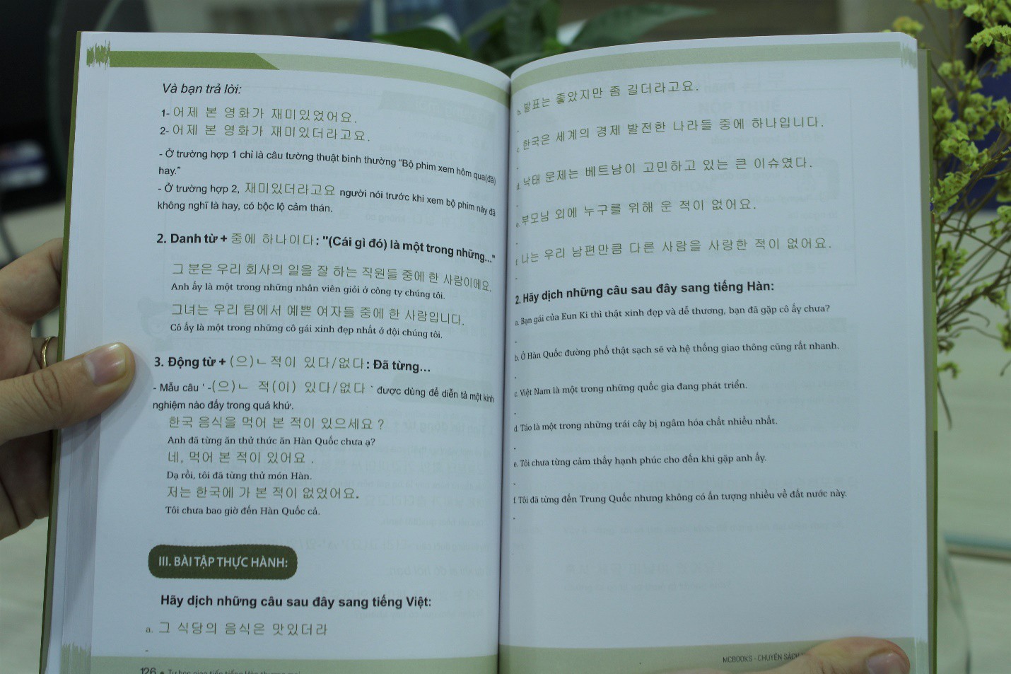 Tự tin làm việc nhờ cuốn sách “Tự học giao tiếp tiếng Hàn thương mại” - Ảnh 2.