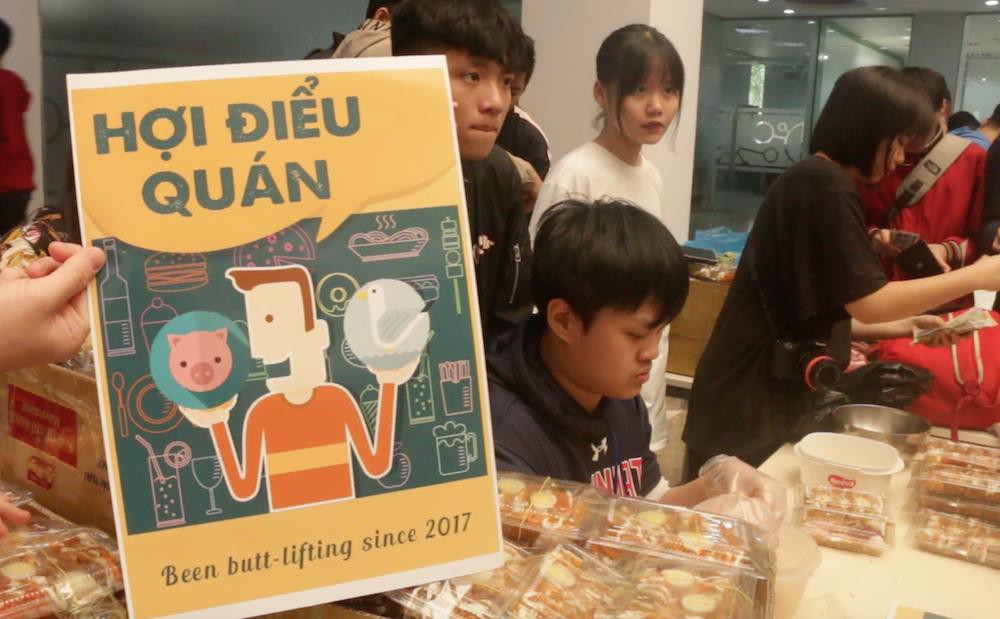 Trường người ta, học kinh doanh từ lớp 10, kiếm tiền triệu từ hội chợ kết thúc môn - Ảnh 2.
