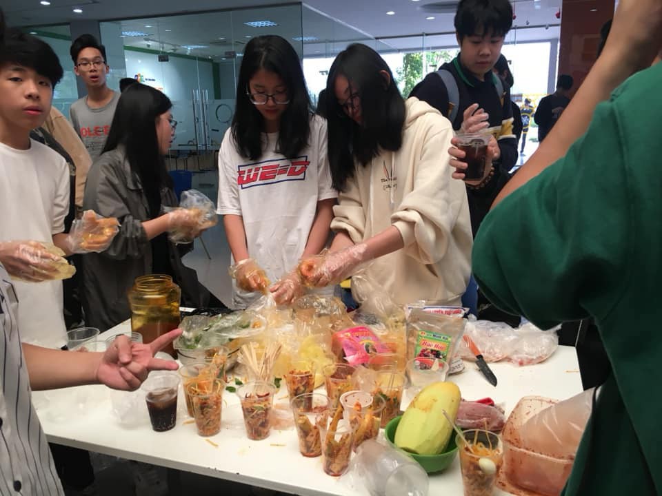 Trường người ta, học kinh doanh từ lớp 10, kiếm tiền triệu từ hội chợ kết thúc môn - Ảnh 3.