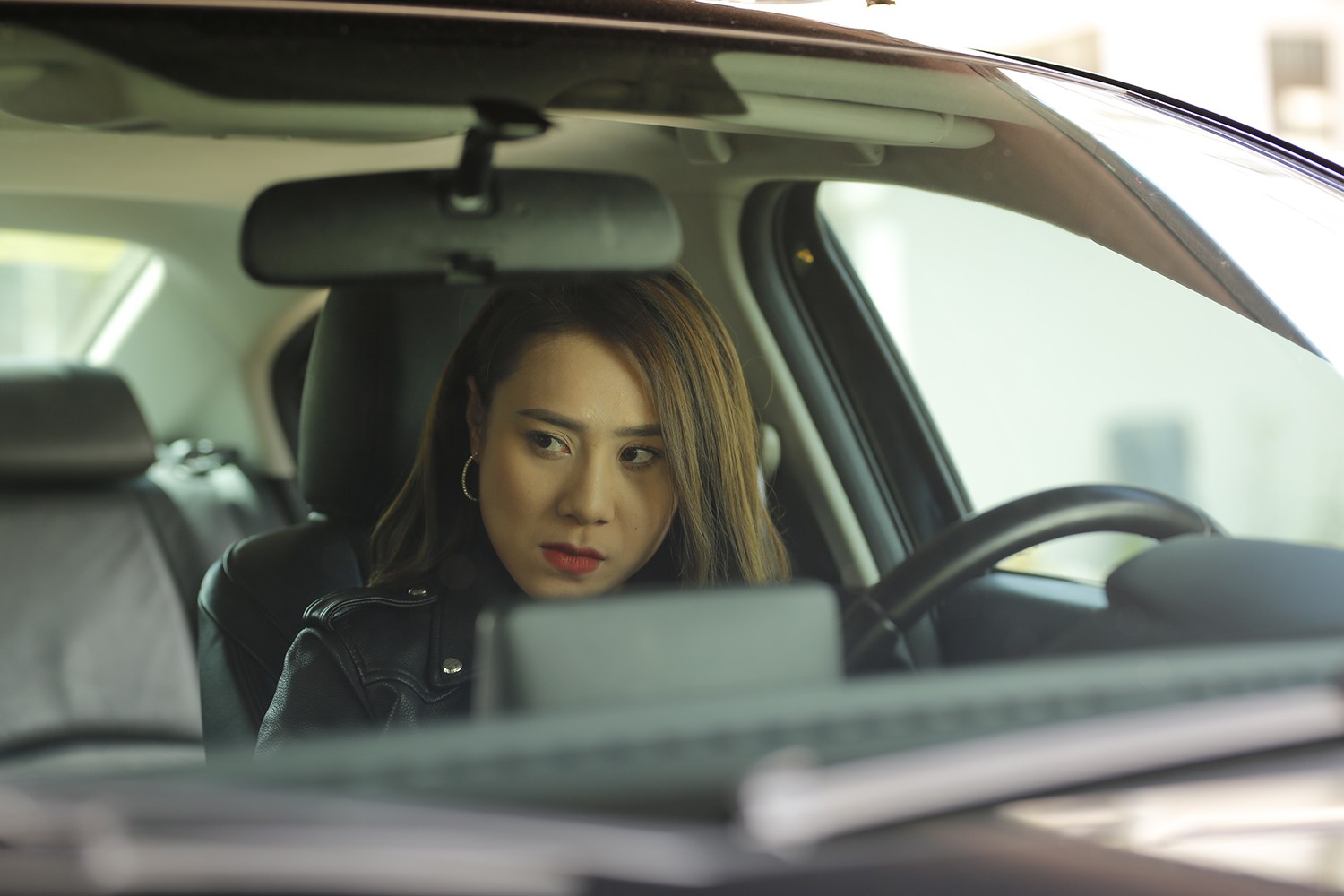 “Hoa Cúc vàng trong bão”: Hồi chuông cảnh tỉnh lối sống buông thả của một bộ phận giới trẻ ngày nay - Ảnh 3. “Hoa Cúc vàng trong bão”: Hồi chuông cảnh tỉnh lối sống buông thả của một bộ phận giới trẻ ngày nay - Ảnh 3.