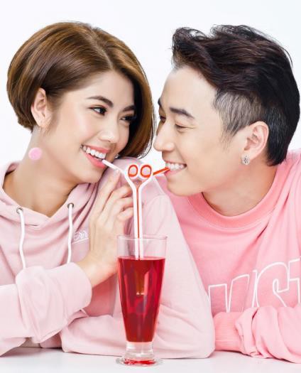 Trời ơi tin được kh&ocirc;ng, giờ th&igrave; Karik v&agrave; Đ&agrave;m Phương Linh c&ograve;n h&ocirc;n m&ocirc;i c&ocirc;ng khai trong TVC mới n&egrave;! - Ảnh 1.