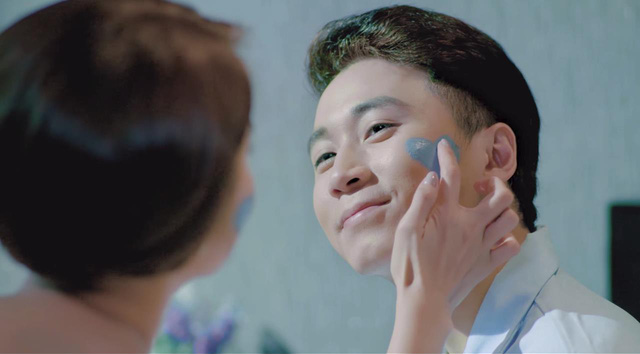 Trời ơi tin được kh&ocirc;ng, giờ th&igrave; Karik v&agrave; Đ&agrave;m Phương Linh c&ograve;n h&ocirc;n m&ocirc;i c&ocirc;ng khai trong TVC mới n&egrave;! - Ảnh 4.