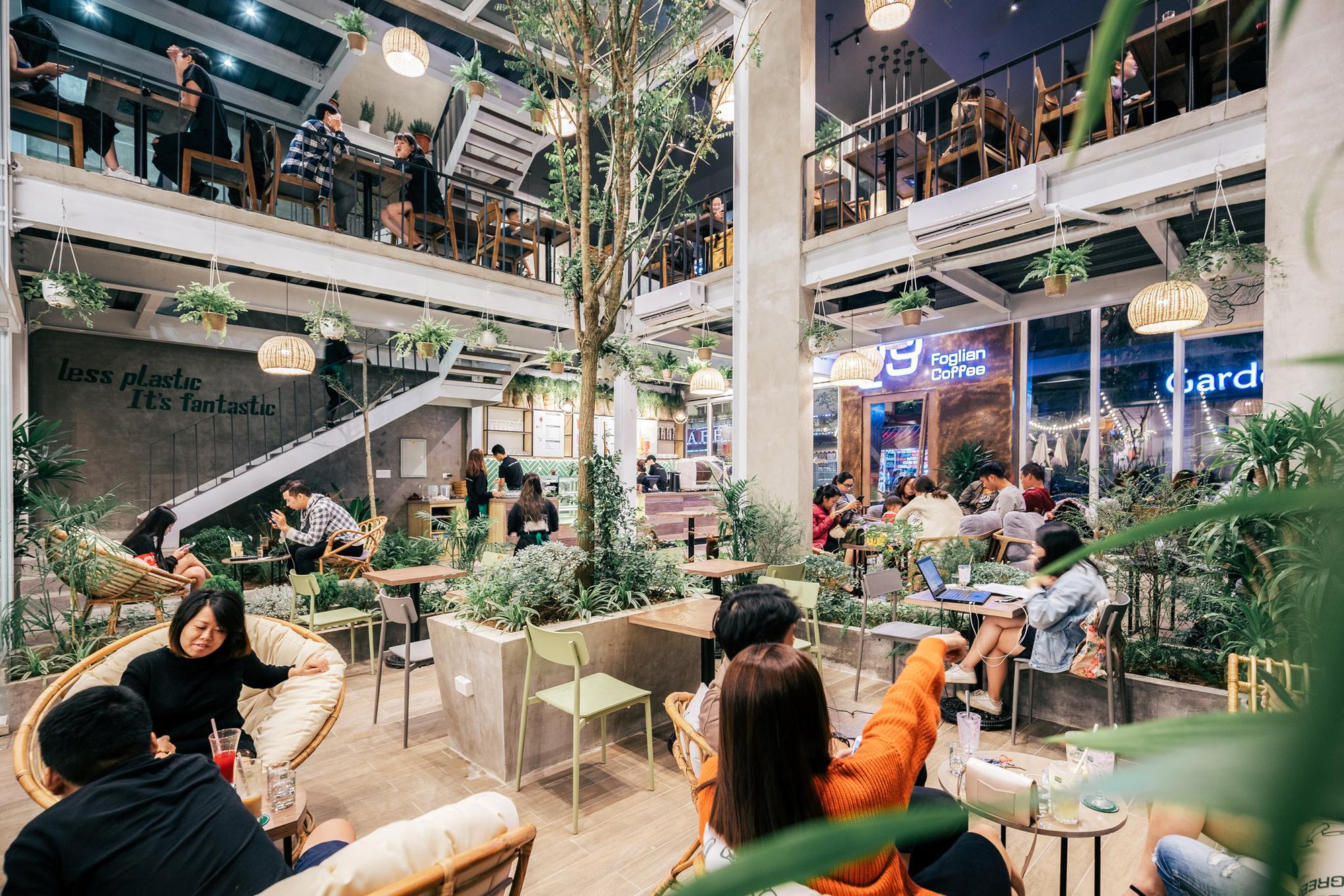 FOGLIAN COFFEE ẤM CÚNG VỚI TÁCH CÀ PHÊ VÀ CÂY XANH TRANG TRÍ TINH TẾ