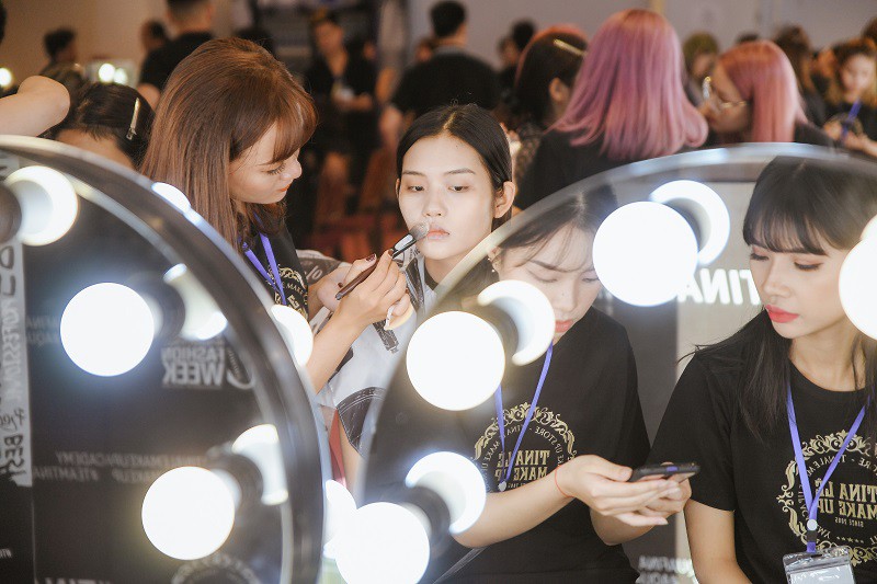 “Đột nhập” hậu trường Vietnam International Fashion Week VIFW: Không khí làm việc hăng say, chuyên nghiệp của team make up Tina Le - Ảnh 3.