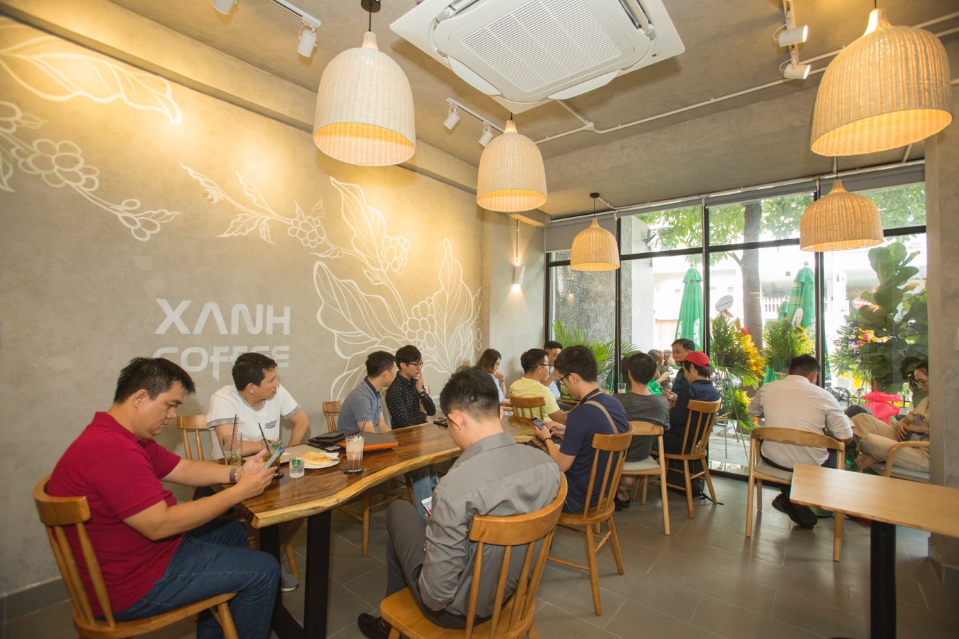 Xanh Coffee khuấy động ở &ldquo;khu phố c&agrave; ph&ecirc;&rdquo; S&agrave;i G&ograve;n &ldquo;h&uacute;t&rdquo; nhiều nghệ sĩ Việt - Ảnh 4.