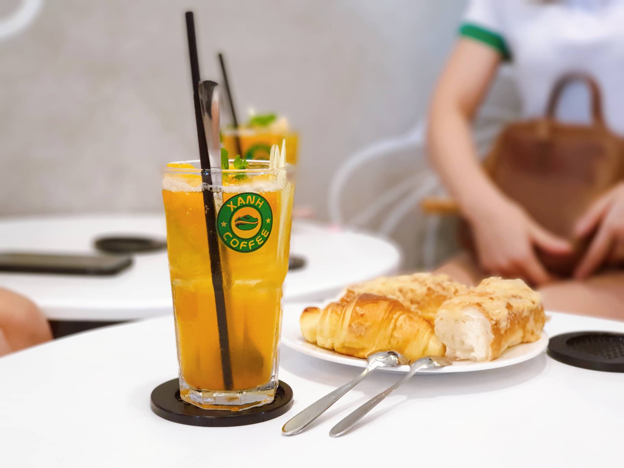 Xanh Coffee khuấy động ở &ldquo;khu phố c&agrave; ph&ecirc;&rdquo; S&agrave;i G&ograve;n &ldquo;h&uacute;t&rdquo; nhiều nghệ sĩ Việt - Ảnh 7.