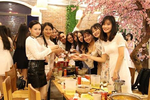 Chuỗi nhà hàng lẩu và buffet hải sản giá bình dân ở Hà Nội - Ảnh 1.