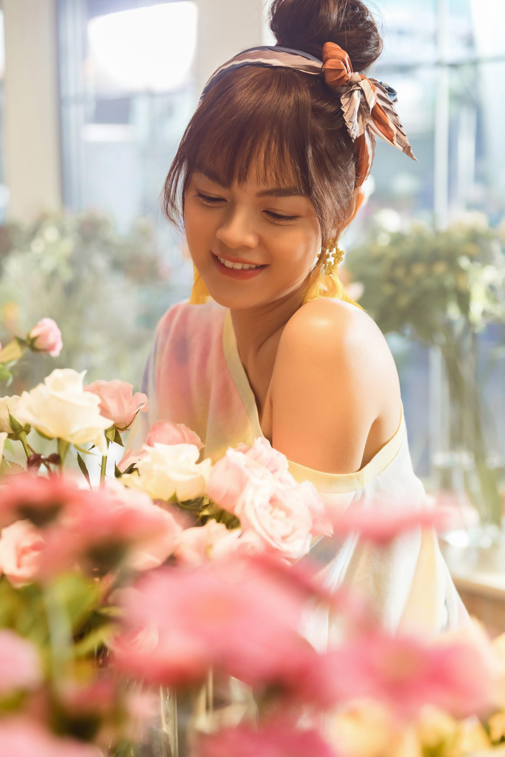 Zoom kỹ MV triệu views “Xiêu lòng” phát hiện ra bí kíp “thôi miên” trai trẻ của Phạm Quỳnh Anh - Ảnh 1.
