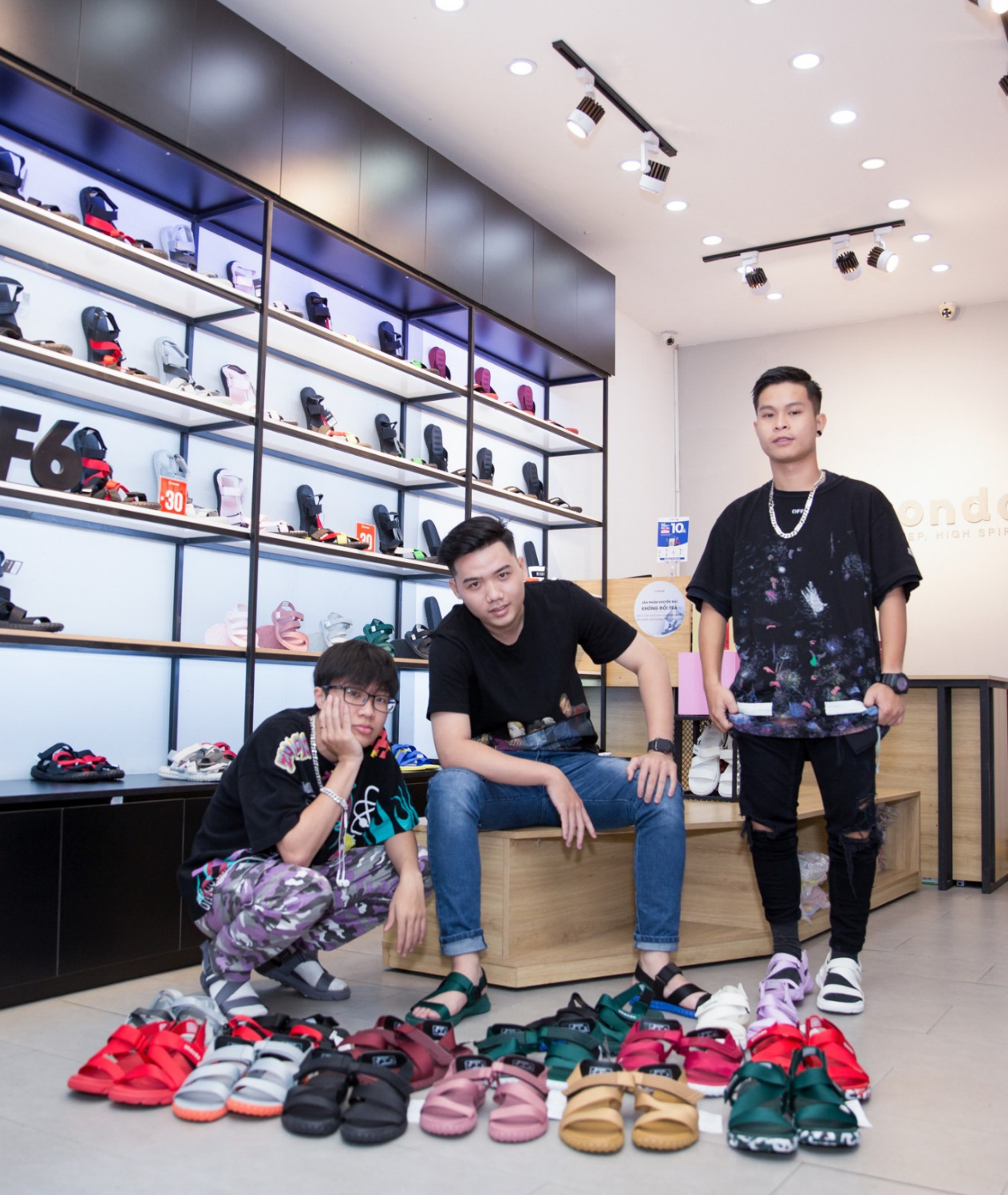 B&atilde;o sale đổ bộ SHONDO - 3 ch&agrave;ng trai Simple Love mang cả &ldquo;store&rdquo; gi&agrave;y sandals về nh&agrave; - Ảnh 3.