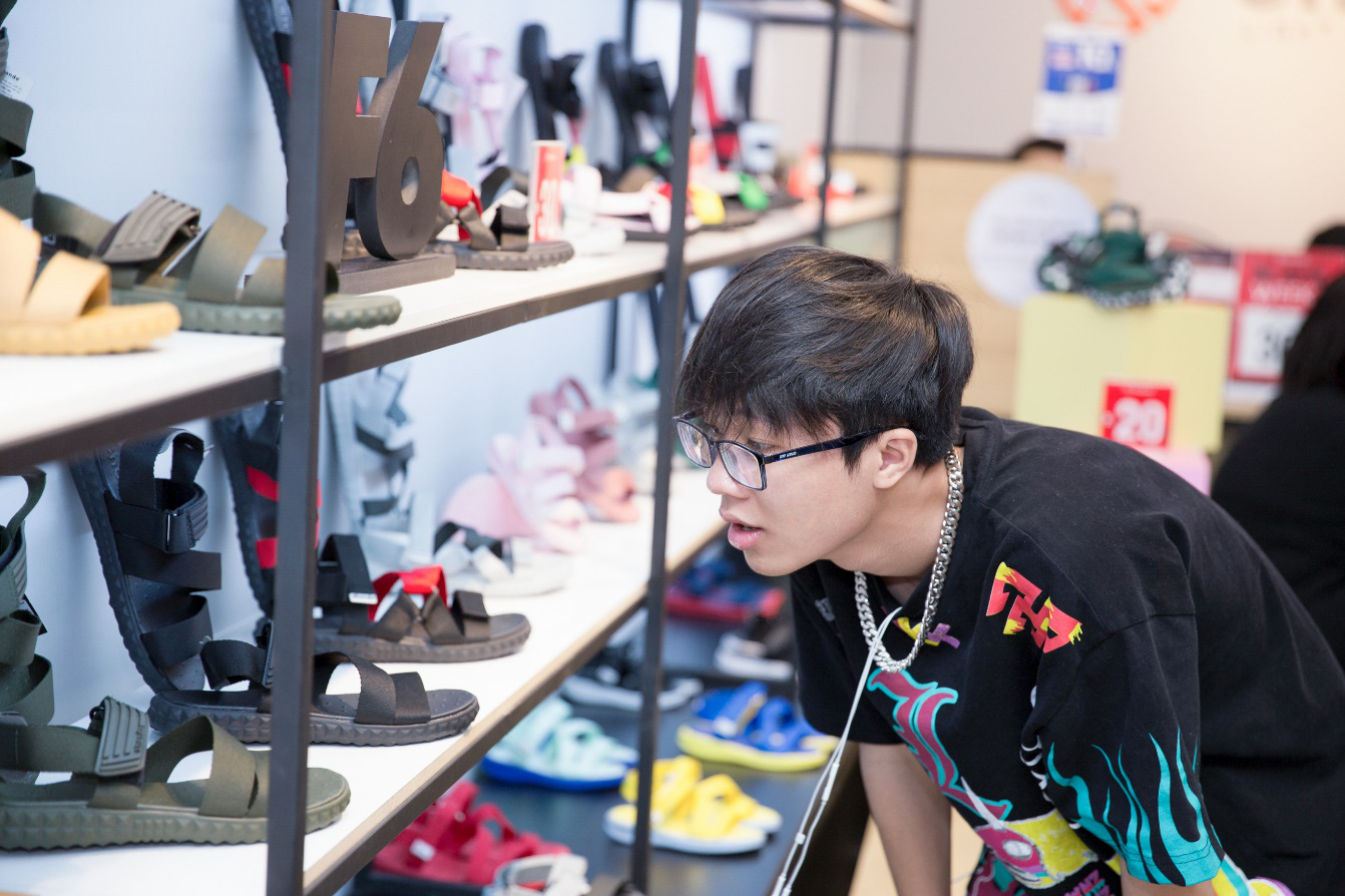 B&atilde;o sale đổ bộ SHONDO - 3 ch&agrave;ng trai Simple Love mang cả &ldquo;store&rdquo; gi&agrave;y sandals về nh&agrave; - Ảnh 6.