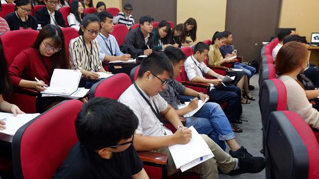 Những điều bạn trẻ sẽ đánh đổi khi du học MBA ngay sau tốt nghiệp đại học - Ảnh 1.