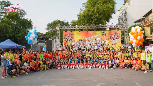 Hơn 1.000 người mặc áo cam “nhuộm màu” Hồ Gươm - Ảnh 2.