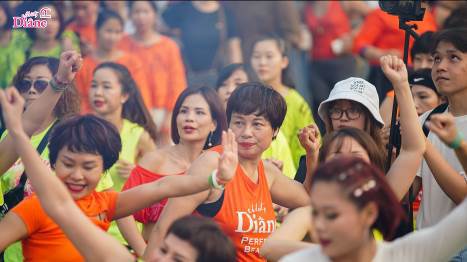 Hơn 1.000 người mặc áo cam “nhuộm màu” Hồ Gươm - Ảnh 4.