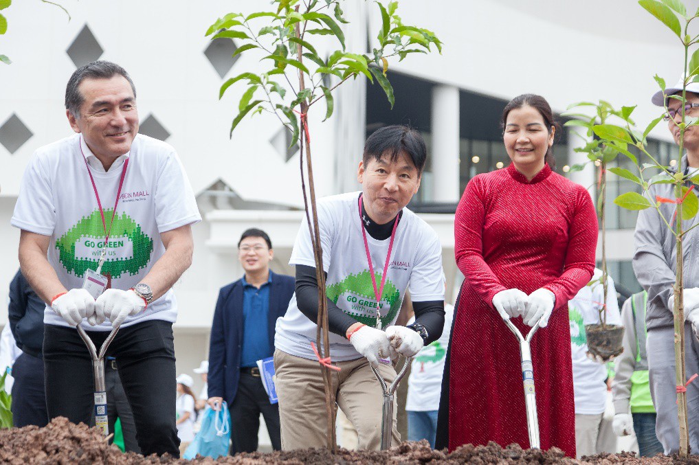 Hà Nội: Ngày hội trồng cây xanh tại trung tâm thương mại thu hút hàng ngàn người tham gia - Ảnh 7.