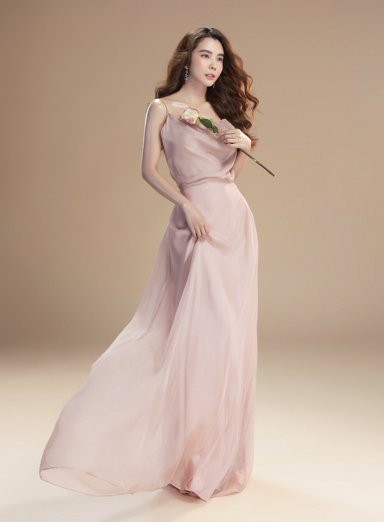 Hoa hậu Huỳnh Vy đẹp rạng ngời trong bộ ảnh đầy khí chất - Ảnh 2.