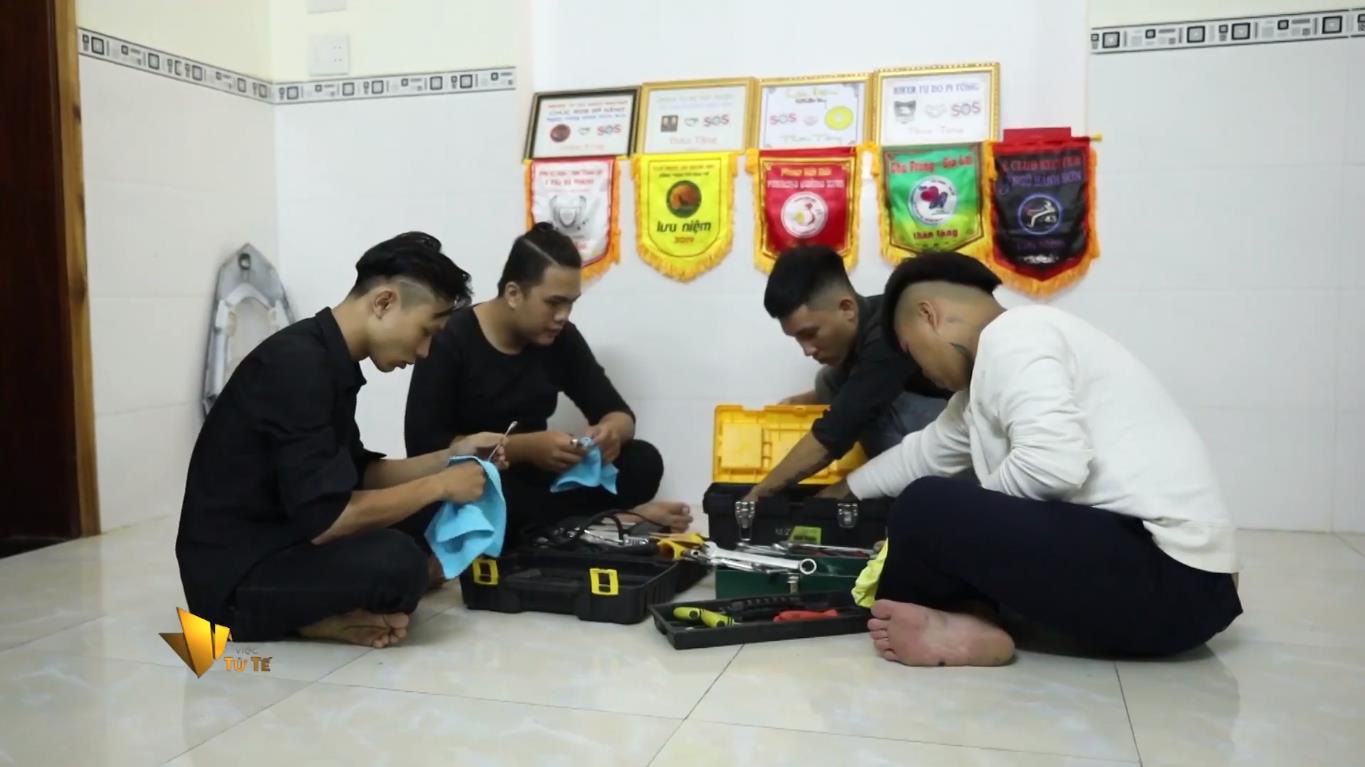 Biệt đội “Báo đêm” - Trắng đêm giúp đỡ người gặp nạn - Ảnh 2. Biệt đội “Báo đêm” - Trắng đêm giúp đỡ người gặp nạn - Ảnh 2.