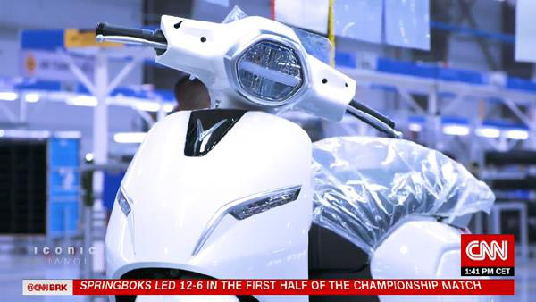 Xe máy điện VinFast được CNN chọn là 1trong 5 biểu tượng mới của Hà Nội - Ảnh 2.