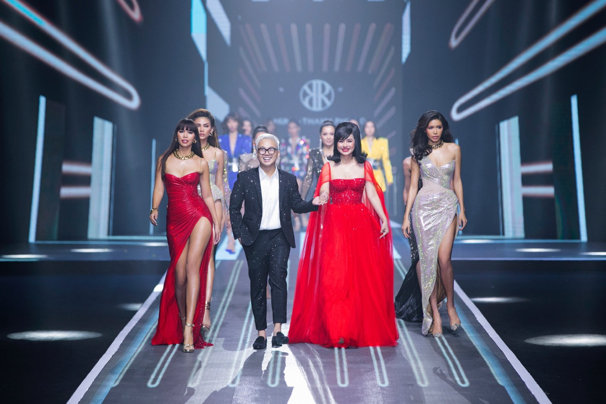 Ngắm nhìn toàn bộ chi tiết khủng từ show thời trang cá nhân thứ 2 của NTK Chung Thanh Phong - Ảnh 1. Ngắm nhìn toàn bộ chi tiết khủng từ show thời trang cá nhân thứ 2 của NTK Chung Thanh Phong - Ảnh 1.