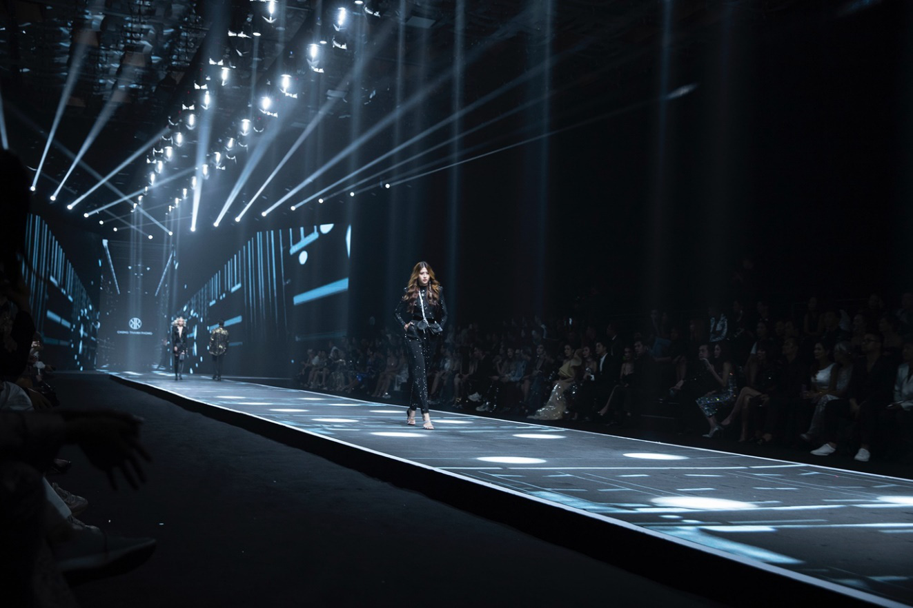 Ngắm nh&igrave;n to&agrave;n bộ chi tiết khủng từ show thời trang c&aacute; nh&acirc;n thứ 2 của NTK Chung Thanh Phong - Ảnh 2.