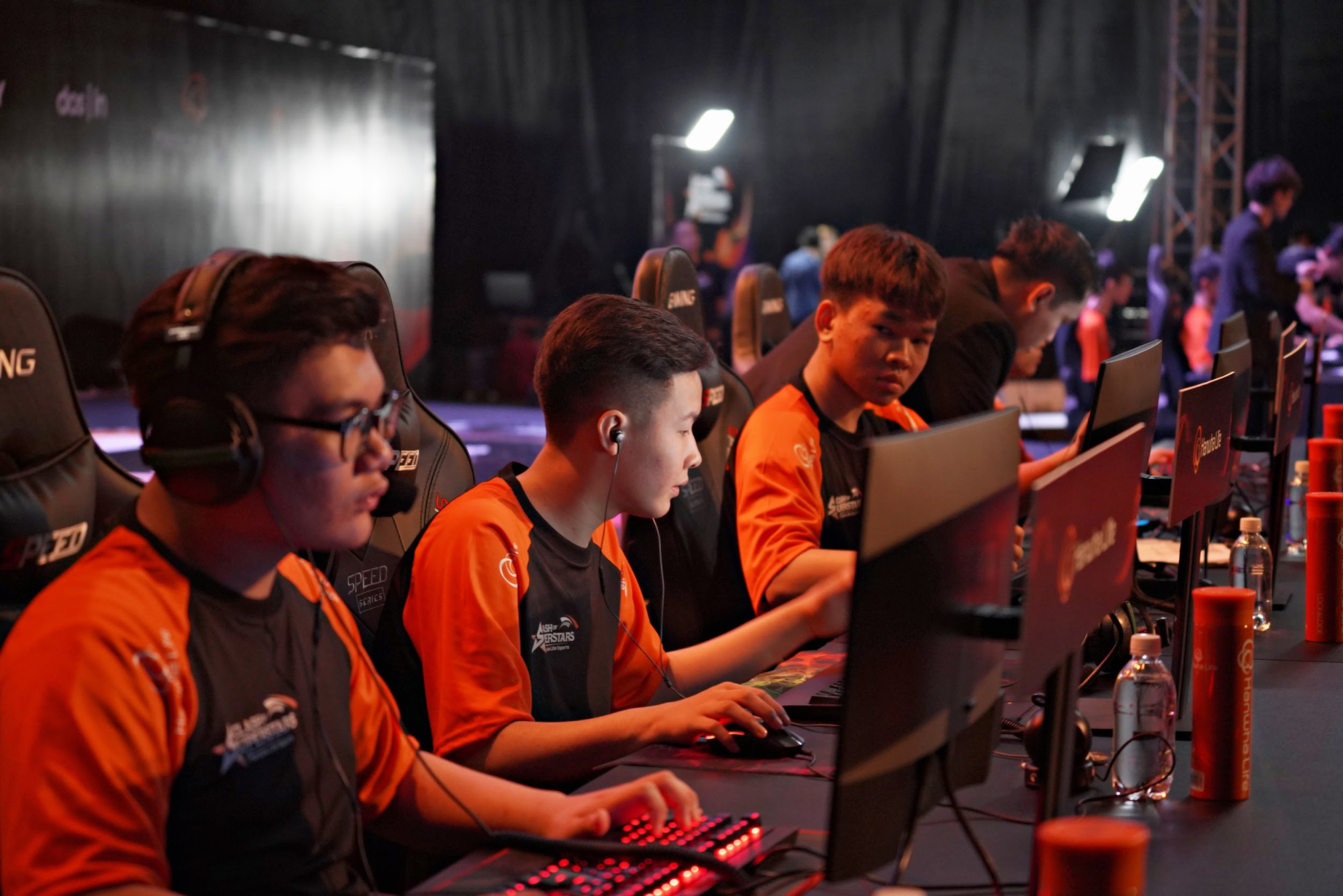 Giải đấu Hanwha Life Esports: Hành trình của nhà vô địch HyNam và các chàng trai 10x ước mơ làm game thủ chuyên nghiệp! - Ảnh 3.