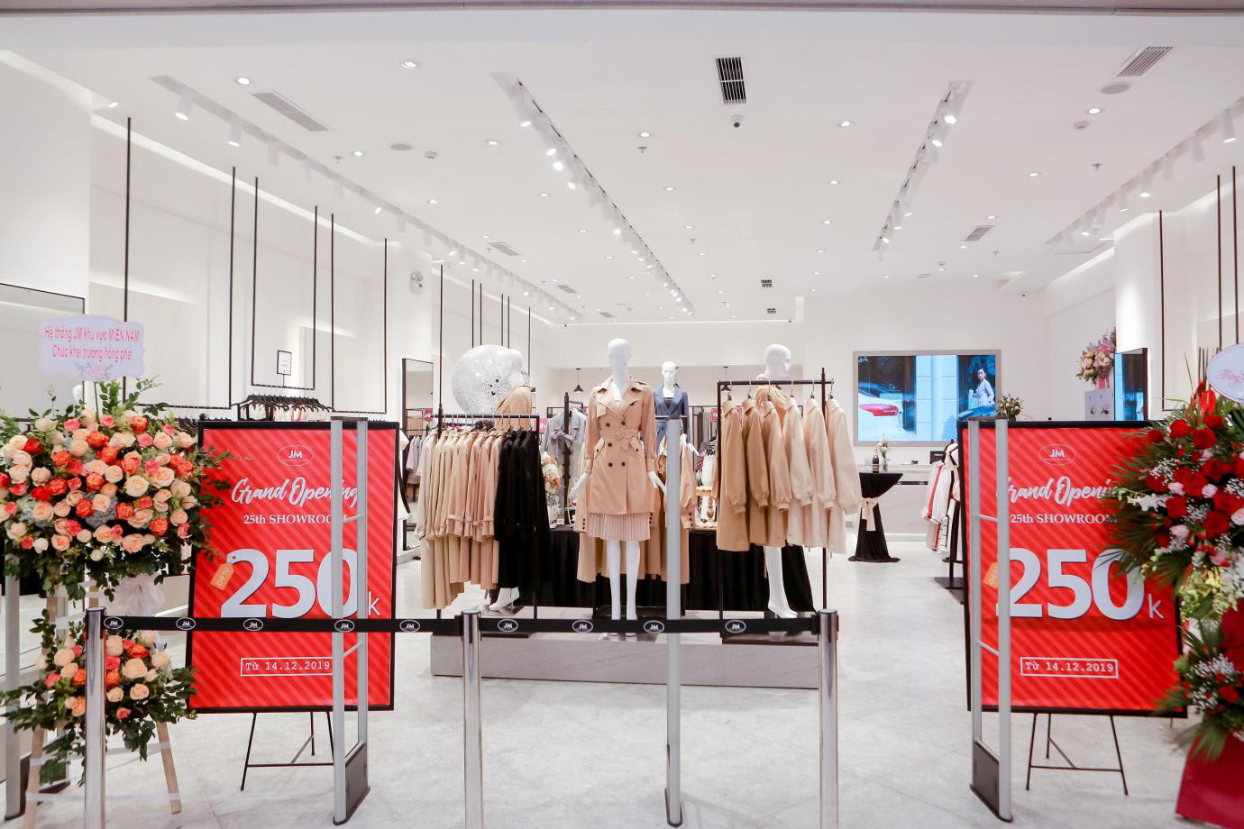 Dòng người xếp hàng trong ngày khai trương cơ sở JM thứ 25 - Ảnh 1. Dòng người xếp hàng trong ngày khai trương cơ sở JM thứ 25 - Ảnh 1.