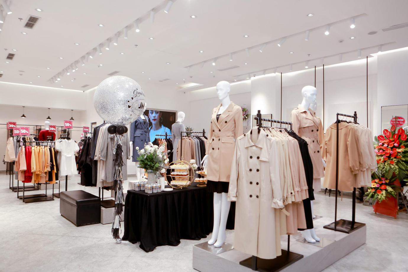 Dòng người xếp hàng trong ngày khai trương cơ sở JM thứ 25 - Ảnh 2. Dòng người xếp hàng trong ngày khai trương cơ sở JM thứ 25 - Ảnh 2.