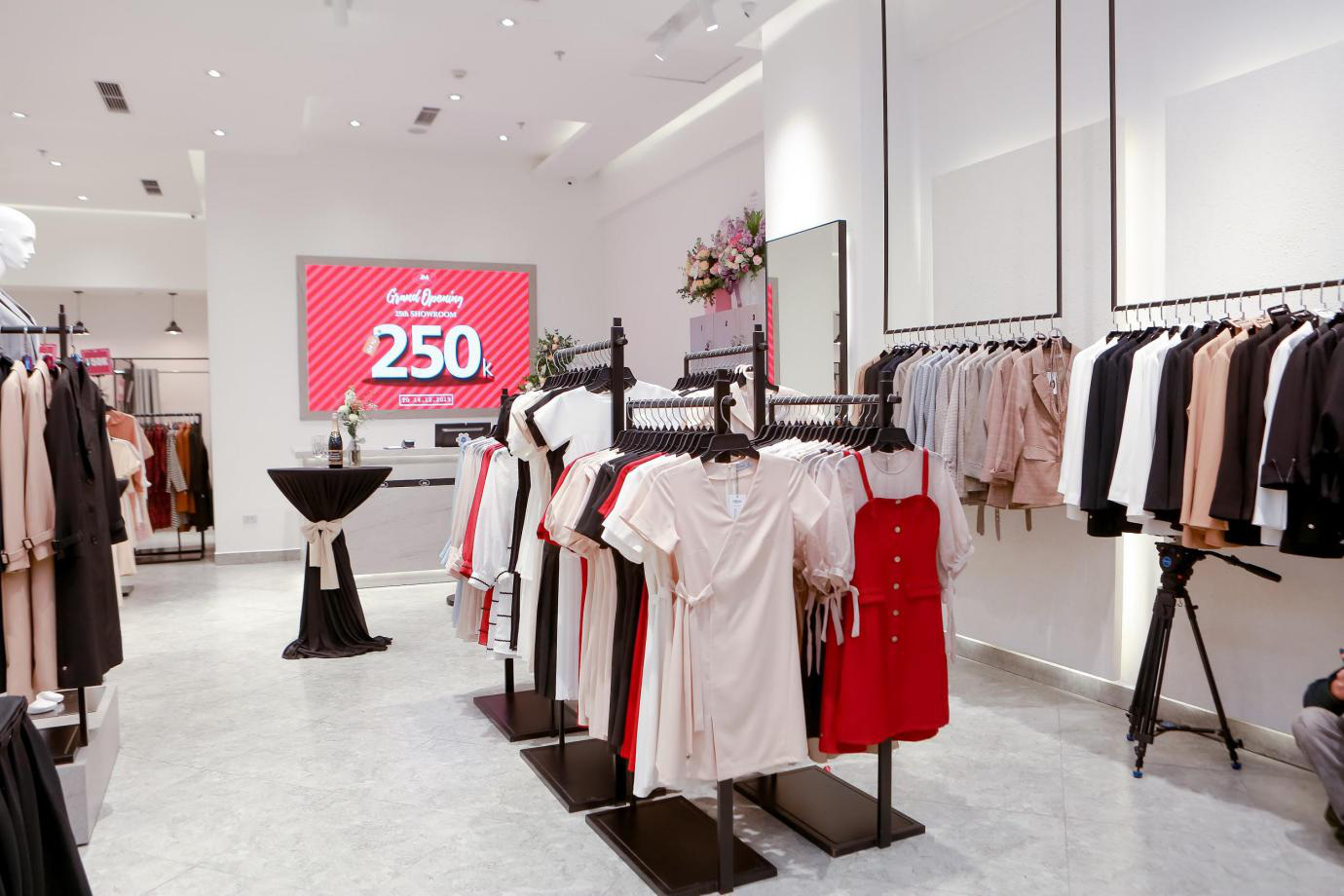 Dòng người xếp hàng trong ngày khai trương cơ sở JM thứ 25 - Ảnh 3. Dòng người xếp hàng trong ngày khai trương cơ sở JM thứ 25 - Ảnh 3.