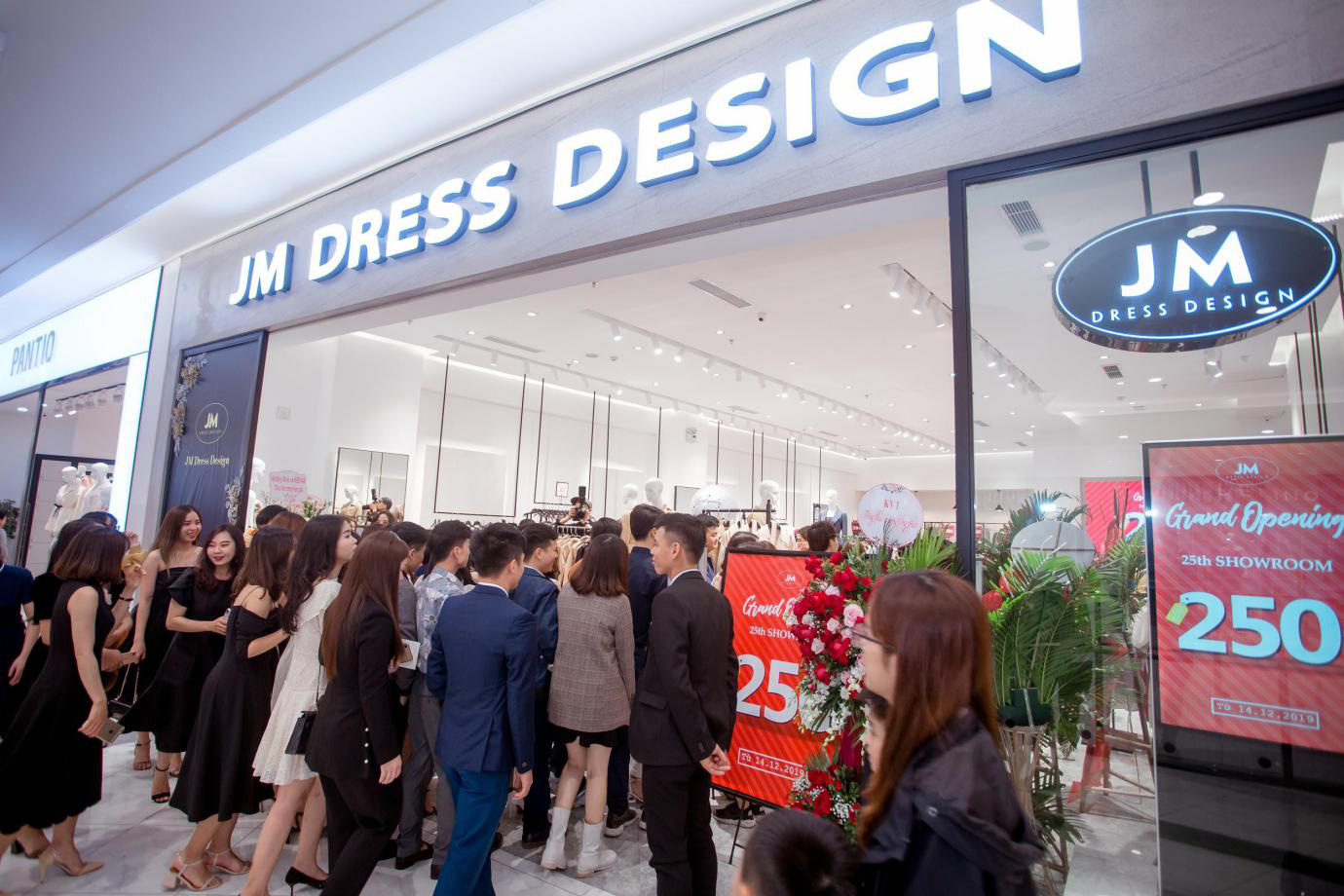 Dòng người xếp hàng trong ngày khai trương cơ sở JM thứ 25 - Ảnh 4. Dòng người xếp hàng trong ngày khai trương cơ sở JM thứ 25 - Ảnh 4.