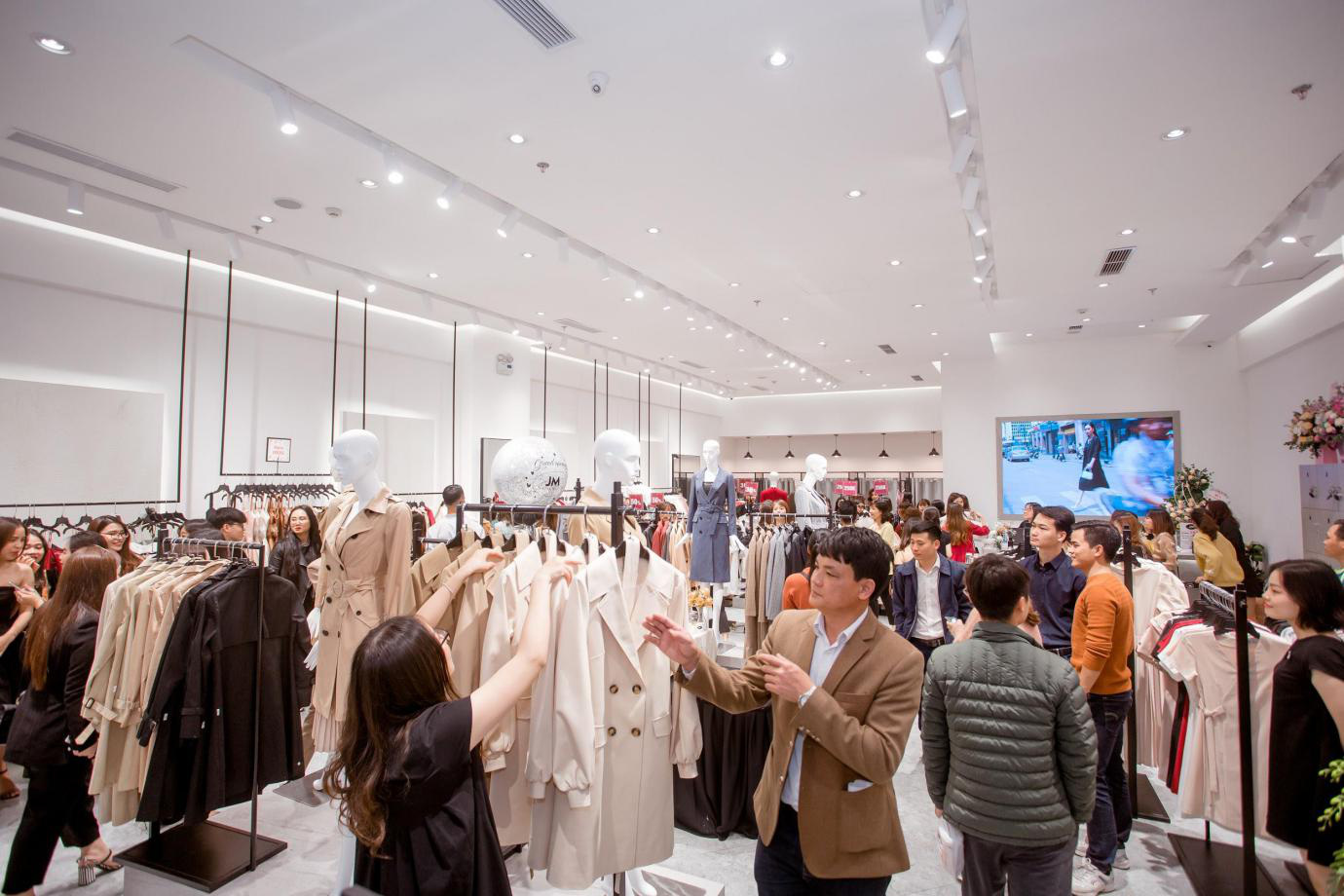 Dòng người xếp hàng trong ngày khai trương cơ sở JM thứ 25 - Ảnh 5. Dòng người xếp hàng trong ngày khai trương cơ sở JM thứ 25 - Ảnh 5.