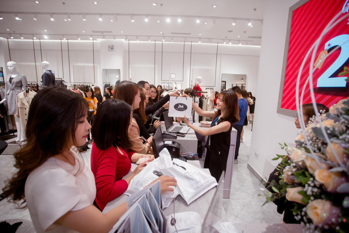 Dòng người xếp hàng trong ngày khai trương cơ sở JM thứ 25 - Ảnh 7. Dòng người xếp hàng trong ngày khai trương cơ sở JM thứ 25 - Ảnh 7.