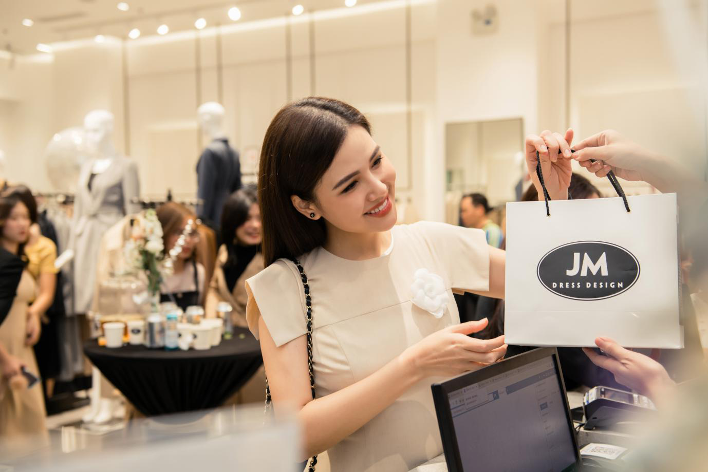 Dòng người xếp hàng trong ngày khai trương cơ sở JM thứ 25 - Ảnh 8. Dòng người xếp hàng trong ngày khai trương cơ sở JM thứ 25 - Ảnh 8.