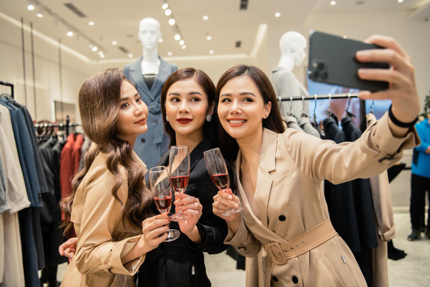 Dòng người xếp hàng trong ngày khai trương cơ sở JM thứ 25 - Ảnh 9. Dòng người xếp hàng trong ngày khai trương cơ sở JM thứ 25 - Ảnh 9.