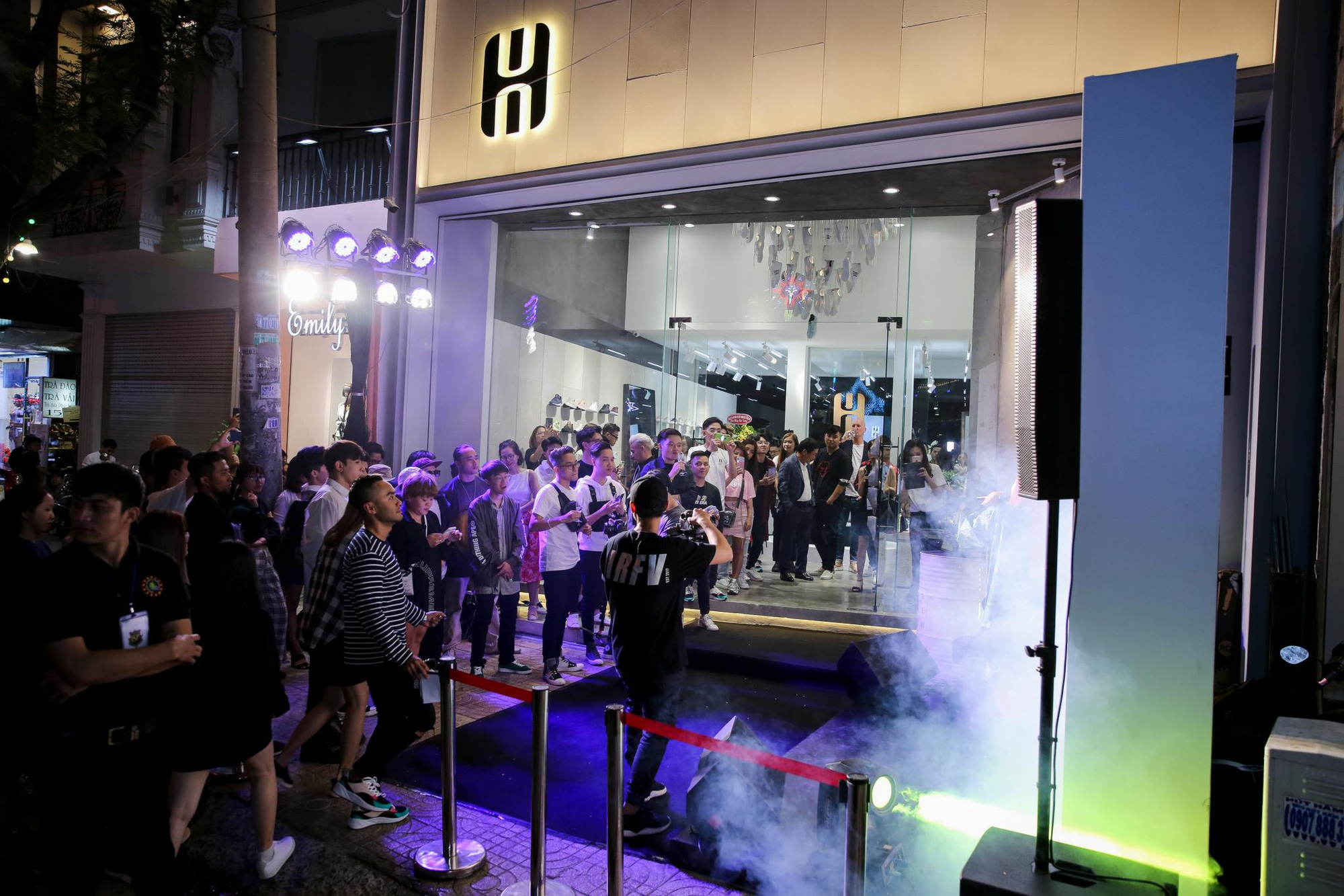 Thương hiệu gi&agrave;y HUG c&oacute; m&agrave;n ch&agrave;o s&acirc;n ho&agrave;nh tr&aacute;ng: Tự h&agrave;o với sản phẩm mang đậm bản sắc Việt! - Ảnh 1.