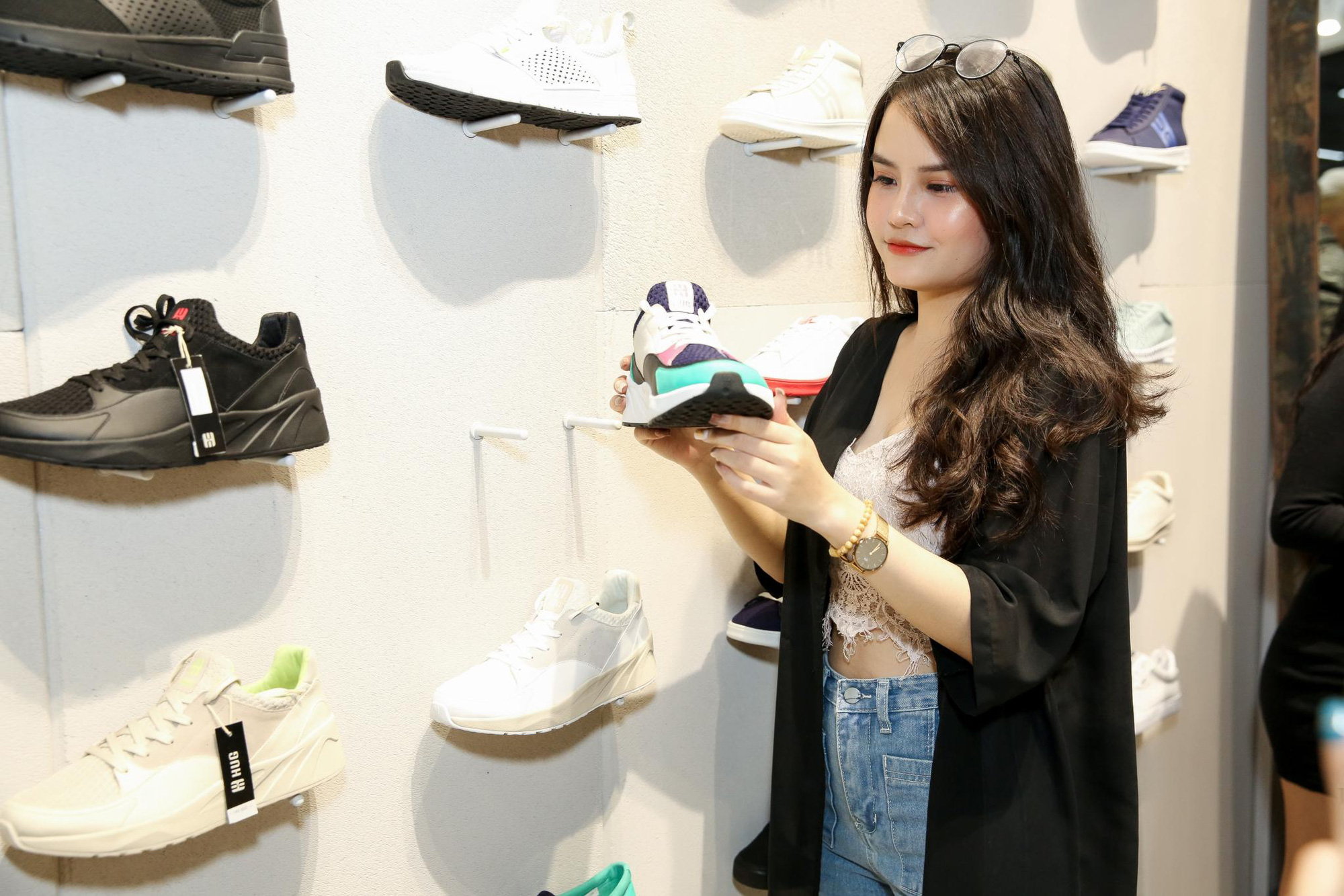 Thương hiệu gi&agrave;y HUG c&oacute; m&agrave;n ch&agrave;o s&acirc;n ho&agrave;nh tr&aacute;ng: Tự h&agrave;o với sản phẩm mang đậm bản sắc Việt! - Ảnh 6.