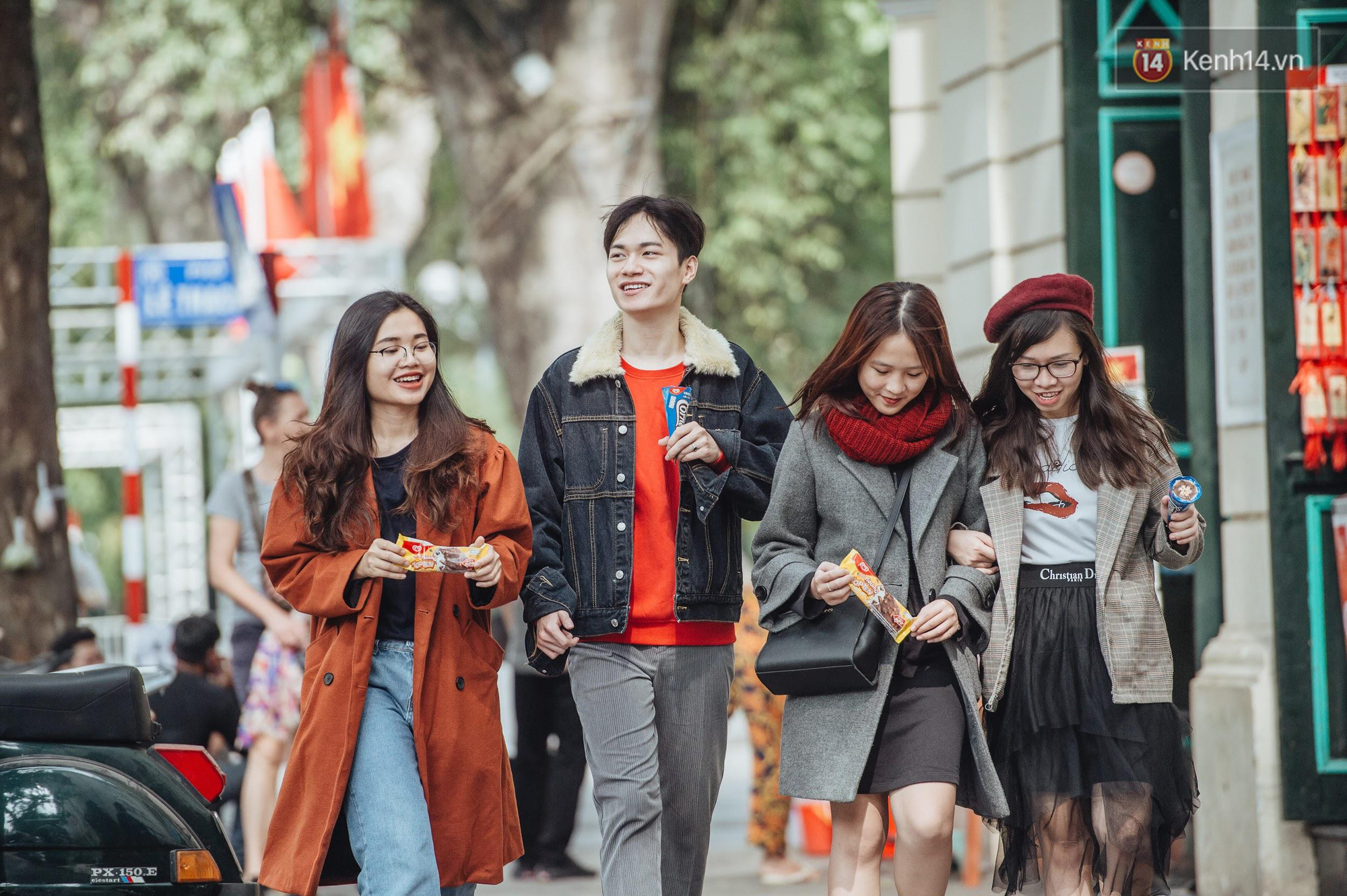 PHỐI ĐỒ MÙA ĐÔNG NAM TRẺ TRUNG VỚI ÁO KHOÁC BOMBER VÀ SWEATER NĂNG ĐỘNG