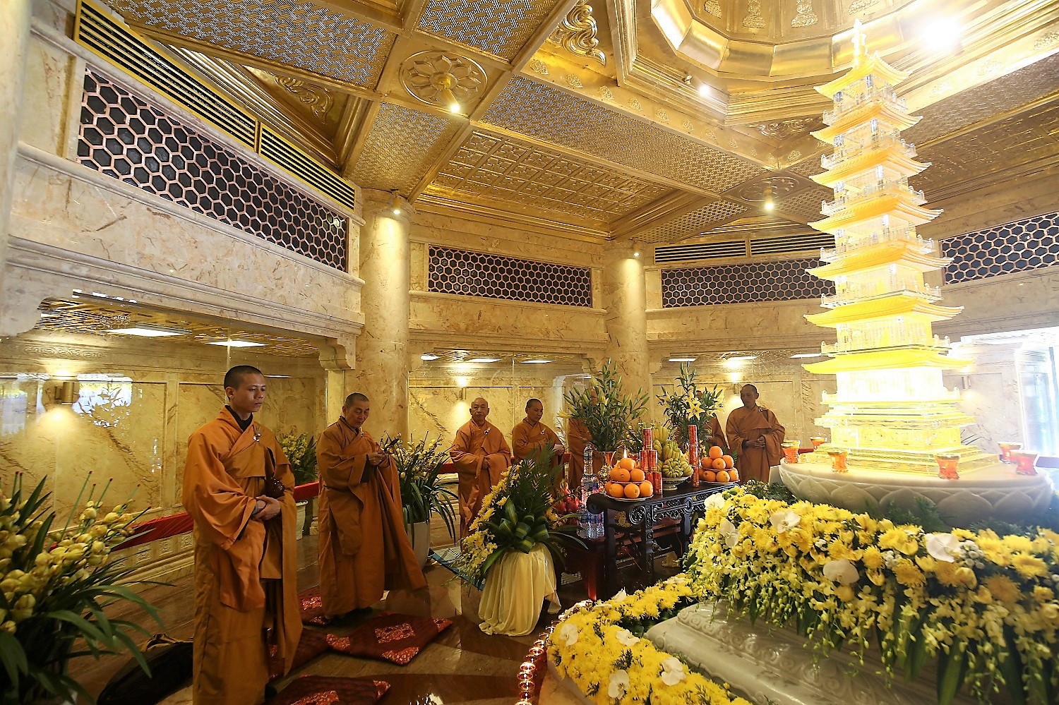 Sa Pa: Du khách náo nức bái Phật, trẩy hội vùng cao đầu năm mới - Ảnh 6.