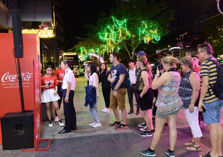 Giới trẻ đứng ngồi không yên với mẫu lon đặc biệt vừa ra mắt của Coca-Cola - Ảnh 2.