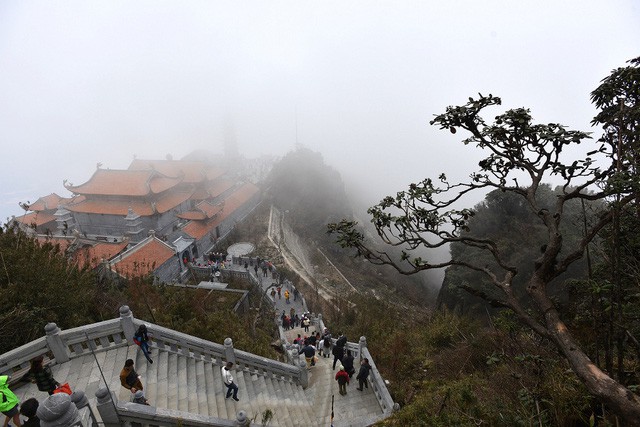 Ngắm dáng chùa Việt ẩn trong dáng núi, đẹp kỳ ảo giữa chốn mây bồng Fansipan - Ảnh 4.