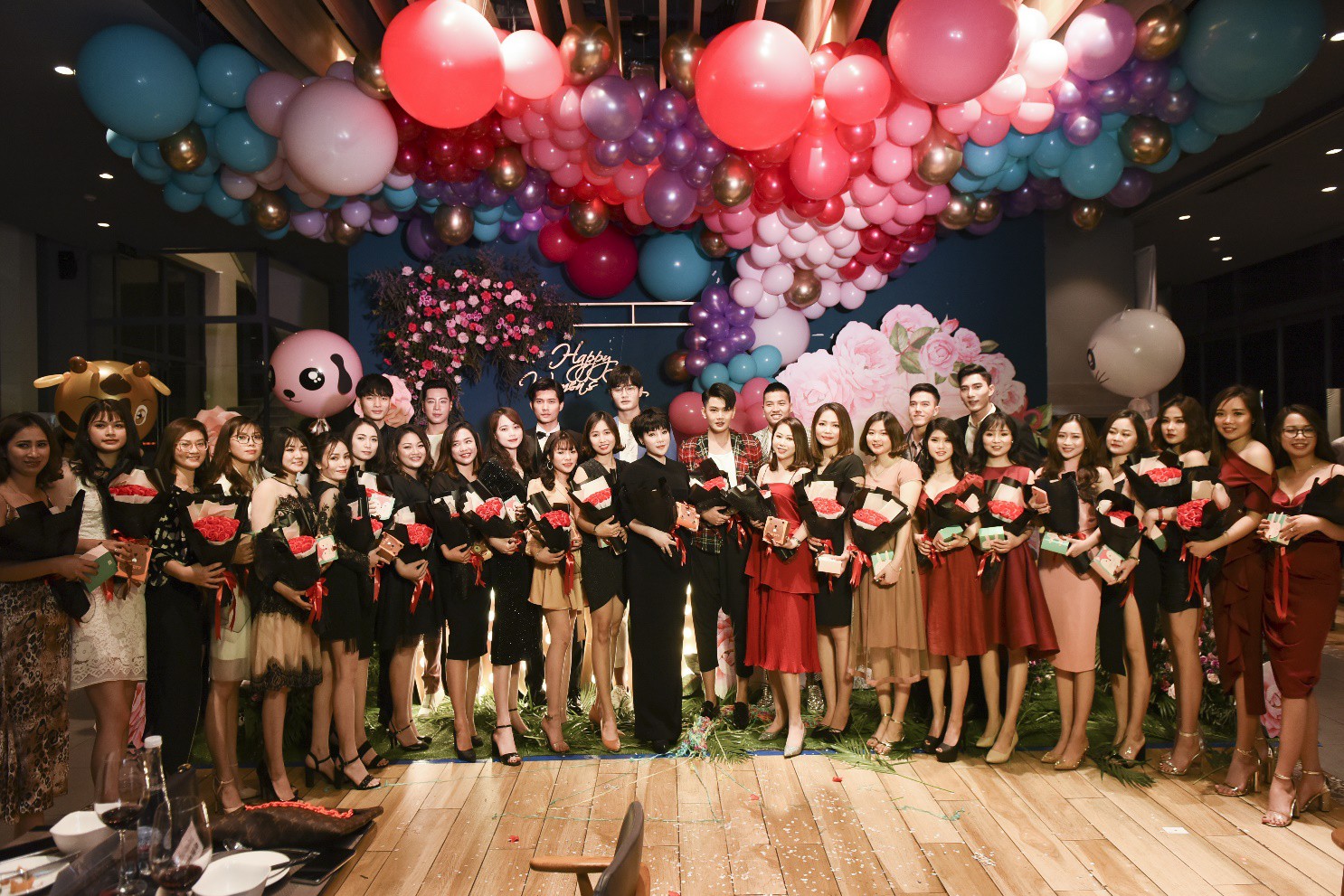 Đào Bá Lộc khuấy động đêm tiệc hoành tráng của công ty Kosxu nhân ngày Quốc tế Phụ nữ - Ảnh 1.