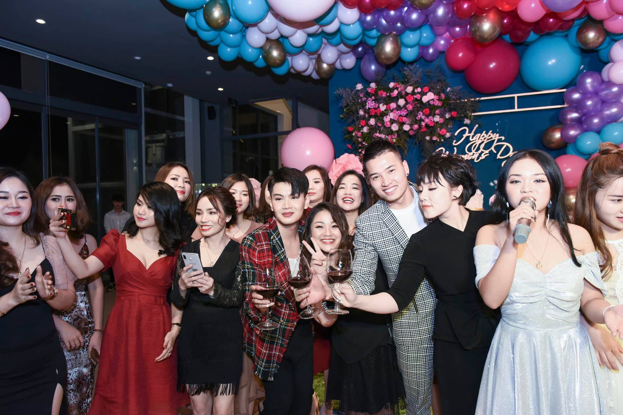 Đào Bá Lộc khuấy động đêm tiệc hoành tráng của công ty Kosxu nhân ngày Quốc tế Phụ nữ - Ảnh 9.