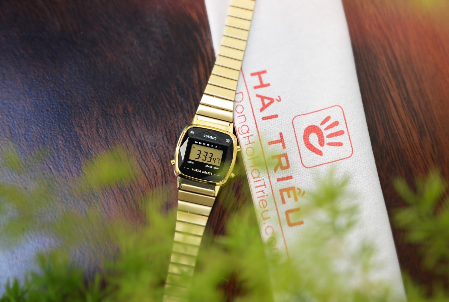 5 mẫu đồng hồ điện tử nữ có đính kim cương thật - Ảnh 4.