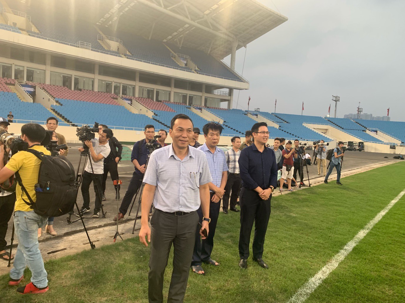 U23 Việt Nam bất ngờ nhận 500 triệu từ bầu Tam ngay trên sân tập - Ảnh 1.
