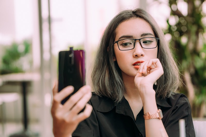 Up ảnh l&ecirc;n ph&acirc;y, ai cũng chụp theo c&aacute;ch n&agrave;y, nhưng sao c&oacute; người ngh&igrave;n likes, người ế? - Ảnh 1.