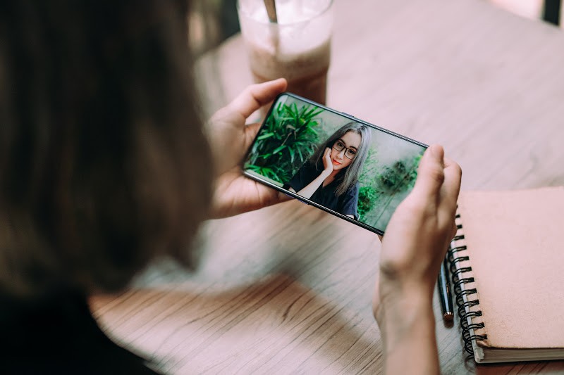 Up ảnh l&ecirc;n ph&acirc;y, ai cũng chụp theo c&aacute;ch n&agrave;y, nhưng sao c&oacute; người ngh&igrave;n likes, người ế? - Ảnh 2.