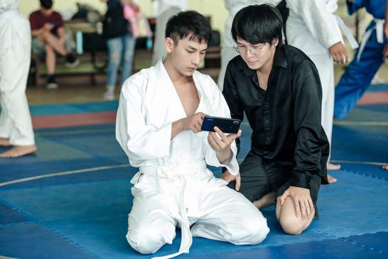 Isaac cật lực tập võ Judo cho vai diễn mới bên cạnh “người bạn” Realme 3 - Ảnh 3.