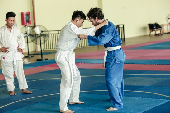 Isaac cật lực tập võ Judo cho vai diễn mới bên cạnh “người bạn” Realme 3 - Ảnh 4.